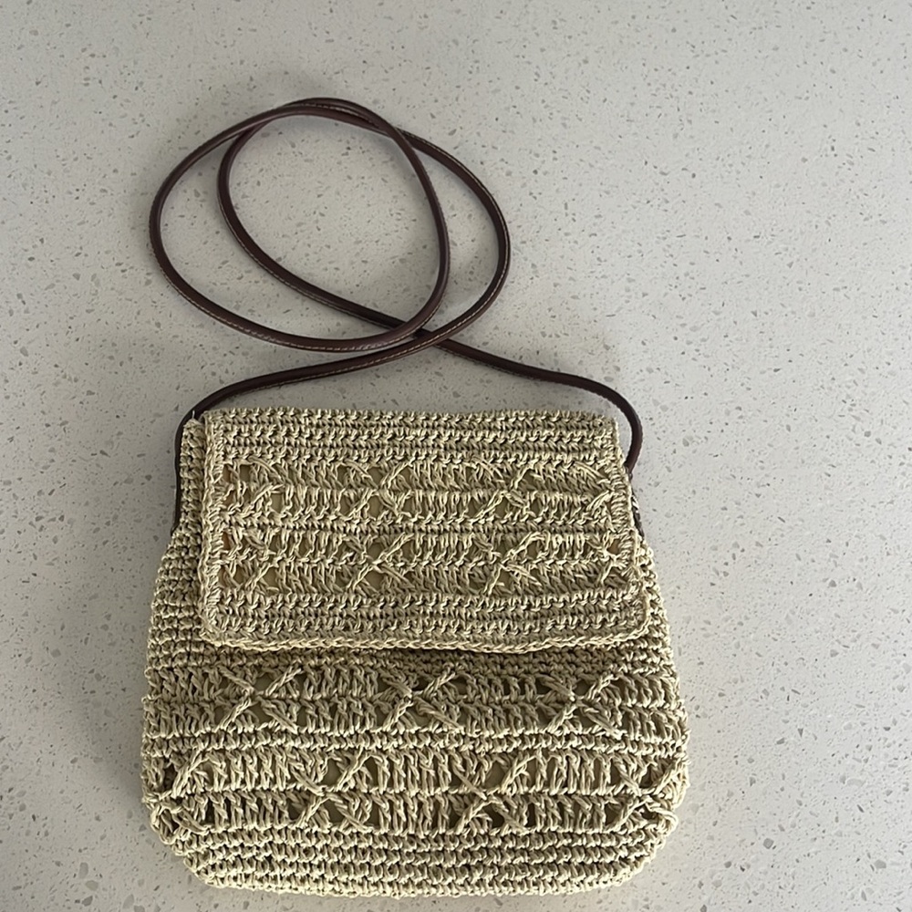 Women’s straw crossbody bag